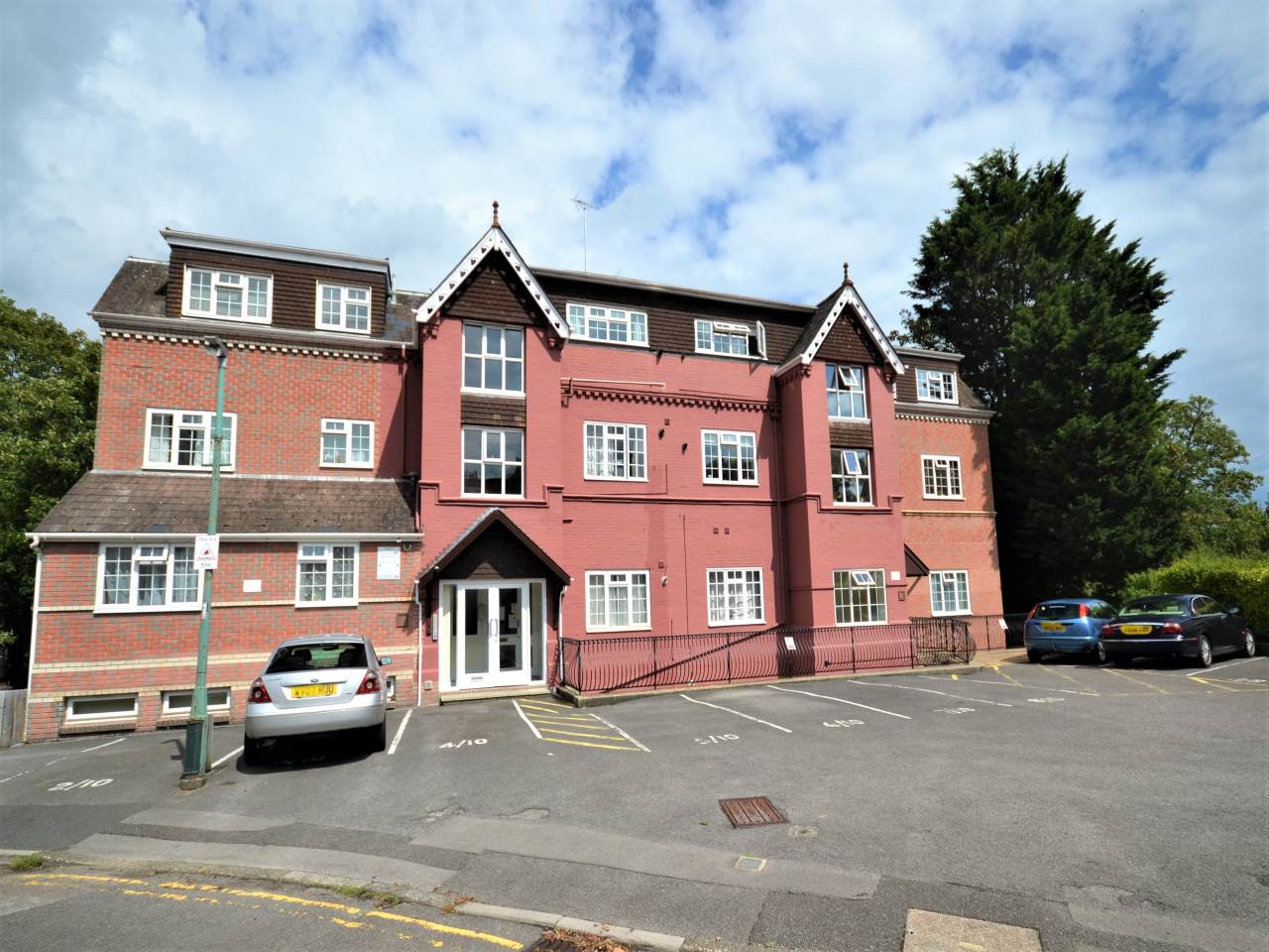 NO CHAIN!! SUPERB LOCATION* ONE BEDROOM*  RAISED GROUND FLOOR FLAT OVERLOOKING BOURNEMOUTH GARDENS AND TENNIS COURTS* SHARE OF FREEHOLD* PARKING* GAS HEATING* IDEAL BUY TO LET!! 